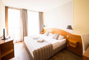 Postel nebo postele na pokoji v ubytování Hotel Orion Várkert