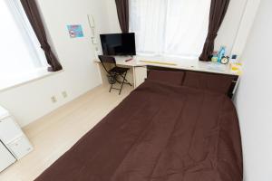 鎌ヶ谷市にあるAsset Kita-Hatsutomi #MVxのデスク、コンピュータが備わる客室のベッド1台分です。