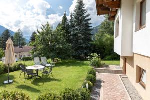 Ein Garten an der Unterkunft Ferienwohnung Neururer Andrea