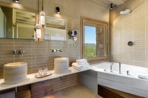 y baño con bañera, lavabo y espejo. en Torre del Marqués Hotel & Spa - Small Luxury Hotels, en Monroyo