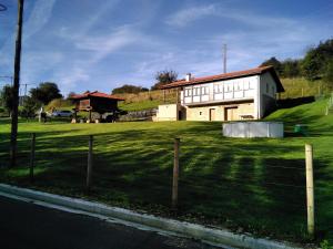 une maison avec une clôture en face d'une pelouse dans l'établissement A El Casal, à Illas