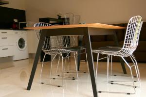 une table avec trois chaises et une table avec un lave-linge dans l'établissement A El Casal, à Illas