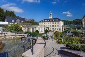 un gran edificio blanco con una torre encima en Thermalbad Wiesenbad en Thermalbad Wiesenbad