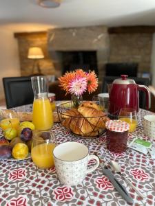 - Mesa con desayuno de zumo de naranja y fruta en Pierre et mer au cœur de Saint Cado, en Belz