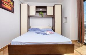 Posteľ alebo postele v izbe v ubytovaní Apartmani Kremena small beach 200m
