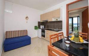 Kuchyňa alebo kuchynka v ubytovaní Apartmani Kremena small beach 200m