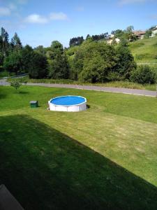 une grande pelouse avec une piscine au milieu dans l'établissement A El Casal, à Illas