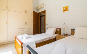 Postel nebo postele na pokoji v ubytování Adam & Eve Villas