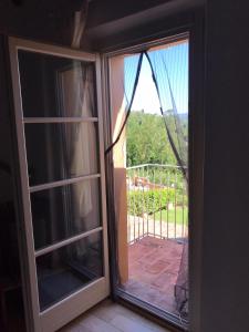 d'une porte coulissante en verre avec vue sur un balcon. dans l'établissement sweet home, à Soianella