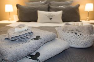 - une chambre avec des serviettes et des oreillers sur un lit dans l'établissement The Vintage Crane Guest House, à Caledon