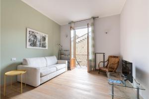 フィレンツェにあるSan Remigio Viewのリビングルーム(白いソファ、ガラスのテーブル付)