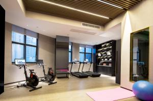 Fitness centrum a/nebo fitness zařízení v ubytování Arthur Hotel Zhujiang New Town Guangzhou-Pazhou Exhibition Center Branch