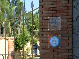 a sign on a brick wall next to a fence at Villa Bora-Bora in Pêra