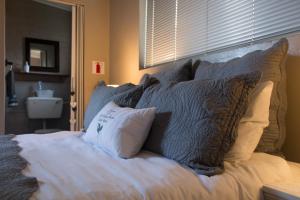 - un lit avec des oreillers dans une chambre dans l'établissement The Vintage Crane Guest House, à Caledon