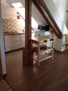 Televízia a/alebo spoločenská miestnosť v ubytovaní King Apartman