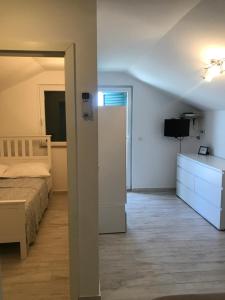 - une chambre avec un lit et une chambre avec une télévision dans l'établissement Guesthouse Davorka Bijelić, à Murter