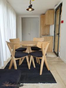 una mesa de madera y sillas en la cocina en Ninho da Avó Selvagem, en Montalegre