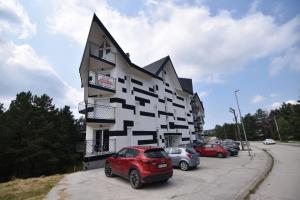 ein Gebäude mit davor geparkt in der Unterkunft Apartman Romana Duplex Divčibare in Divčibare