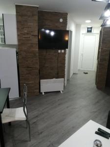 ein Wohnzimmer mit einer Wand und einem Flachbild-TV in der Unterkunft Apartman Romana Duplex Divčibare in Divčibare