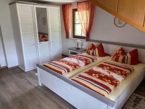 een slaapkamer met een groot bed en oranje gordijnen bij Zum Kramerwirt in Elisabethszell