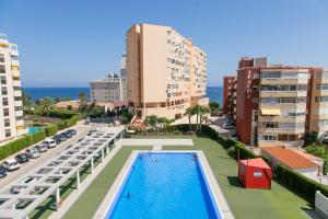 vista para uma piscina numa cidade com edifícios em Apartamentos Entremares - Grupo Antonio Perles em Calpe