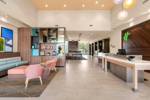 The lobby or reception area at Holiday Inn Yakima, an IHG Hotel