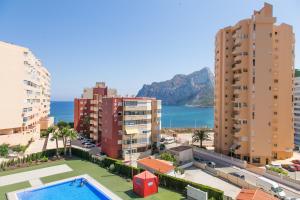 - une vue sur les bâtiments et la piscine d'une ville dans l'établissement Apartamentos Entremares - Grupo Antonio Perles, à Calp