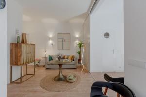un soggiorno con tavolo e divano di Park Studio - Príncipe Real a Lisbona
