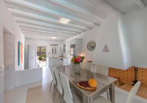 Una cocina y un comedor con mesa y sillas. en Villa Harmony, en Kalafatis