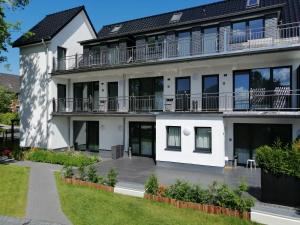 an exterior view of a house with a yard at Apartment EG in Oststeinbek