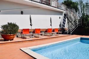 - un groupe de chaises et une piscine dans l'établissement Campinola Holiday Home PRIVATE POOL, à Tramonti