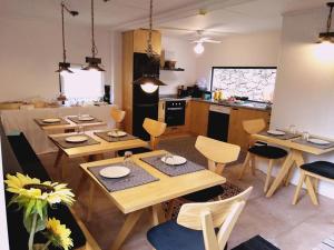 una cucina e una sala da pranzo con tavoli e sedie in legno di Ninho da Avó Selvagem a Montalegre