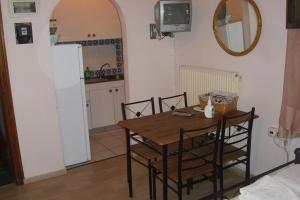una cucina con tavolo e sedie in una stanza di Art House a Pantokratoras