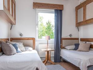 Duas camas num quarto com uma janela em Tärnaby Sporthotell em Tärnaby