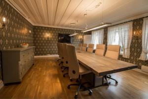 Vertshuset Røros في روروس: قاعة المؤتمرات مع طاولة وكراسي طويلة