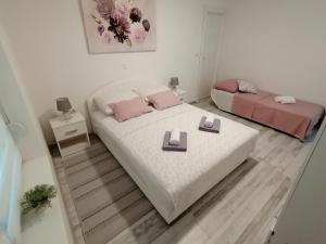 Postel nebo postele na pokoji v ubytování Apartman Lidija