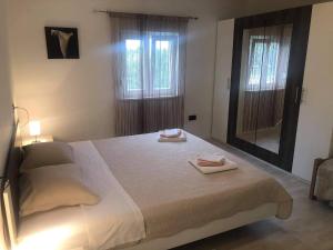 Postel nebo postele na pokoji v ubytování Apartmani Đokić + 37 fotografií