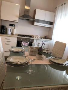 Kuchyň nebo kuchyňský kout v ubytování Apartmani Đokić