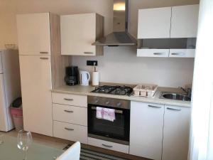 Kuchyň nebo kuchyňský kout v ubytování Apartmani Đokić