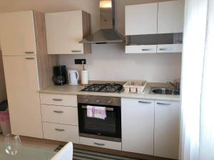Kuchyň nebo kuchyňský kout v ubytování Apartmani Đokić