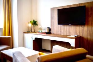 Televízia a/alebo spoločenská miestnosť v ubytovaní Hotel Nadodrzański Dwór - Nowa Sól