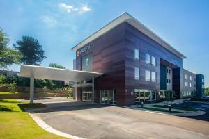 una representación de un hotel con un edificio en La Quinta Inn & Suites by Wyndham Oxford en Oxford