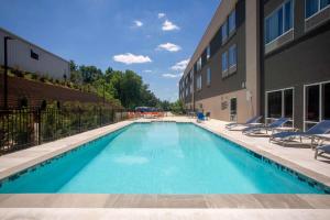The swimming pool at or close to La Quinta Inn & Suites by Wyndham Oxford