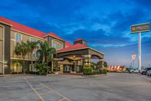 um hotel com um parque de estacionamento em frente em La Quinta by Wyndham Corpus Christi Airport em Corpus Christi
