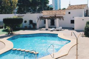 a large swimming pool in a residential area at Apartamentos Oasis Benidorm in Benidorm