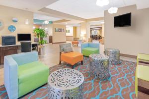 een lobby van een ziekenhuis met kleurrijke stoelen en tafels bij La Quinta by Wyndham Midwest City - Tinker AFB in Midwest City