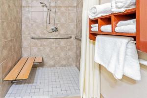 Ένα μπάνιο στο La Quinta by Wyndham Midwest City - Tinker AFB