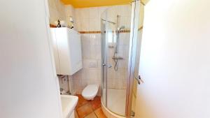 Koupelna v ubytování Karpendiek Haus Nr. 37