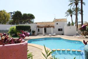 Bazén v ubytovaní Apartamentos Oasis Benidorm alebo v jeho blízkosti