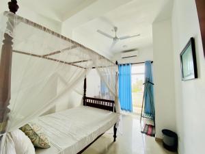 Een bed of bedden in een kamer bij Bliss Apartment Hikkaduwa
